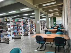 Espaço de estudo junto ao acervo de livros - 3º pavimento da Biblioteca