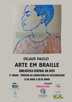 #ParaTodosLerem FOLDER COM CONVITE PARA EXPOSIÇÃO, COM FUNDO CINZA CLARO E LETRAS PRETAS. NA PARTE SUPERIOR, HÁ UMA IMAGEM DE UM BUSTO DE UMA PESSOA DE PERFIL, TRAÇOS COLORIDOS NAS CORES AZUL E ROSA. AS CARACTERÍSTICAS DA PESSOA USA CABELOS CURTOS E BRINCO DE ARGOLA NA ORELHA ESQUERDA. O ROSTO E O CABELO ESTÃO CONTORNADOS COM LINHAS AZUIS. A BLUSA É COMPOSTA POR LINHAS ENTRELAÇADAS NA COR ROSA, FORMANDO PADRÕES GEOMÉTRICOS. SOBRE A IMAGEM, UMA MÃO HUMANA TOCA A PATE INFERIOR DA OBRA, ONDE HÁ UMA FAIXA COM T