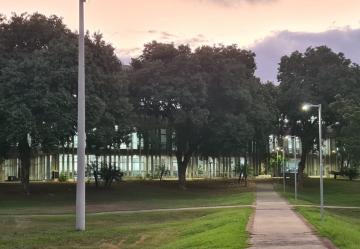 Biblioteca Central fachada ao entardecer