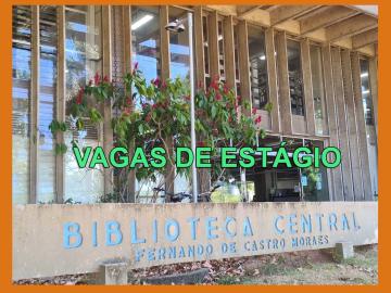 vaga de estágio (audiodescrição foto da fachada da Biblioteca Central, com o texto "vagas para estágio em verde, e placa com nome da Biblioteca Fernando Castro de Morais)